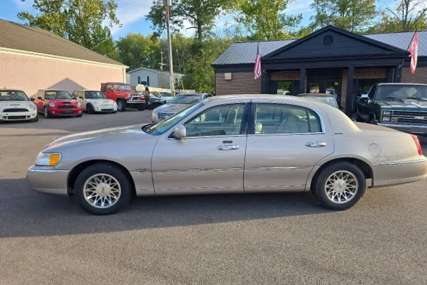 2001 Lincoln Town Car Signature photo 1