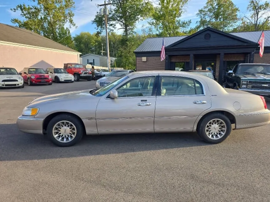 2001 Lincoln Town Car Signature photo 1