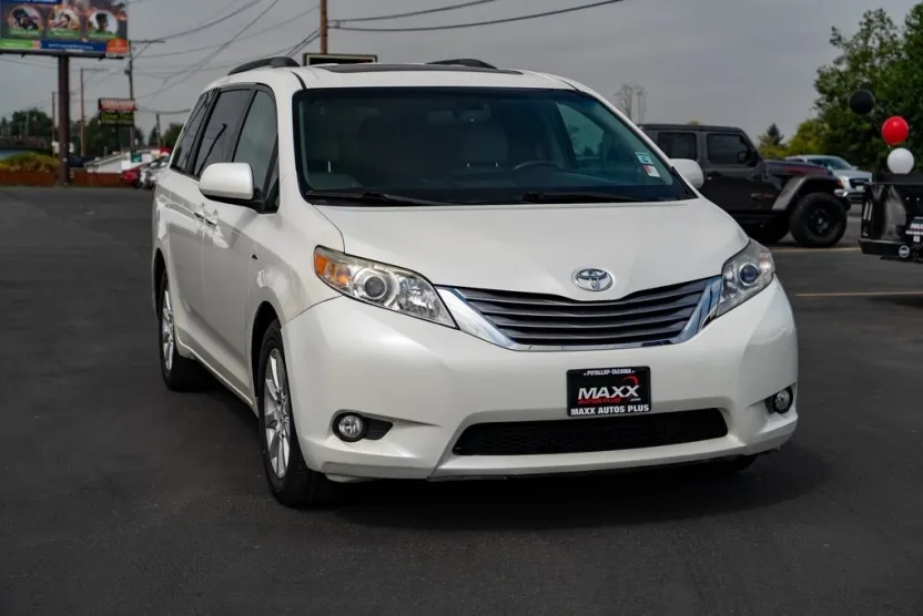 2017 Toyota Sienna Limited XLE Premium photo 1