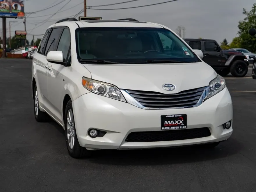 2017 Toyota Sienna Limited XLE Premium photo 1