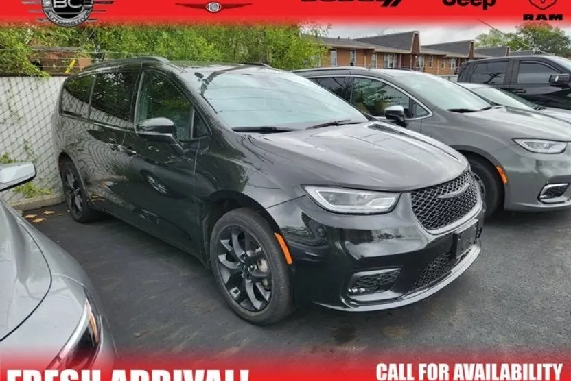 2022 Chrysler Pacifica Limited photo 1