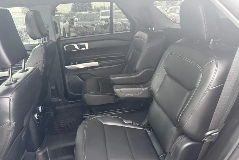 2022 Ford Explorer XLT photo 1