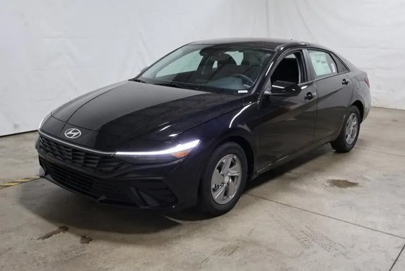 2025 Hyundai Elantra SE photo 1