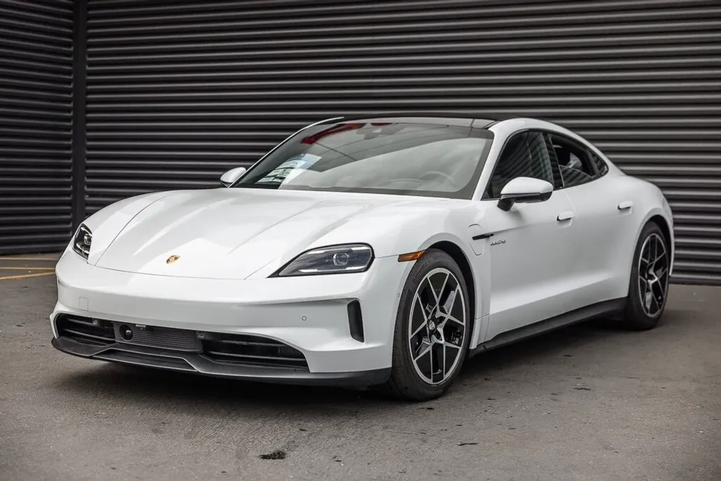 2025 Porsche Taycan photo 1