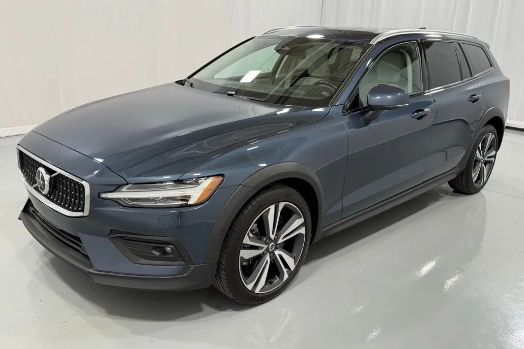 2023 Volvo V60 Cross Country B5 AWD Plus photo 1