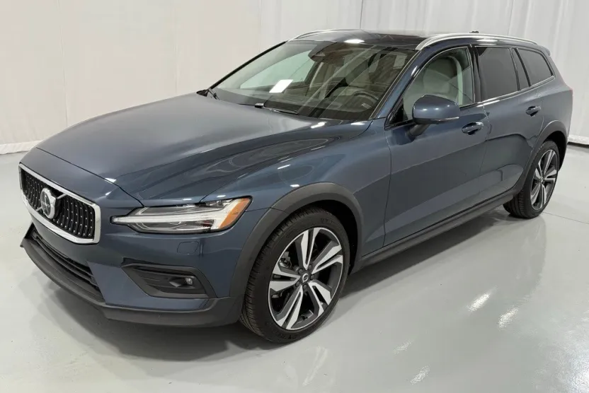 2023 Volvo V60 Cross Country B5 AWD Plus photo 1