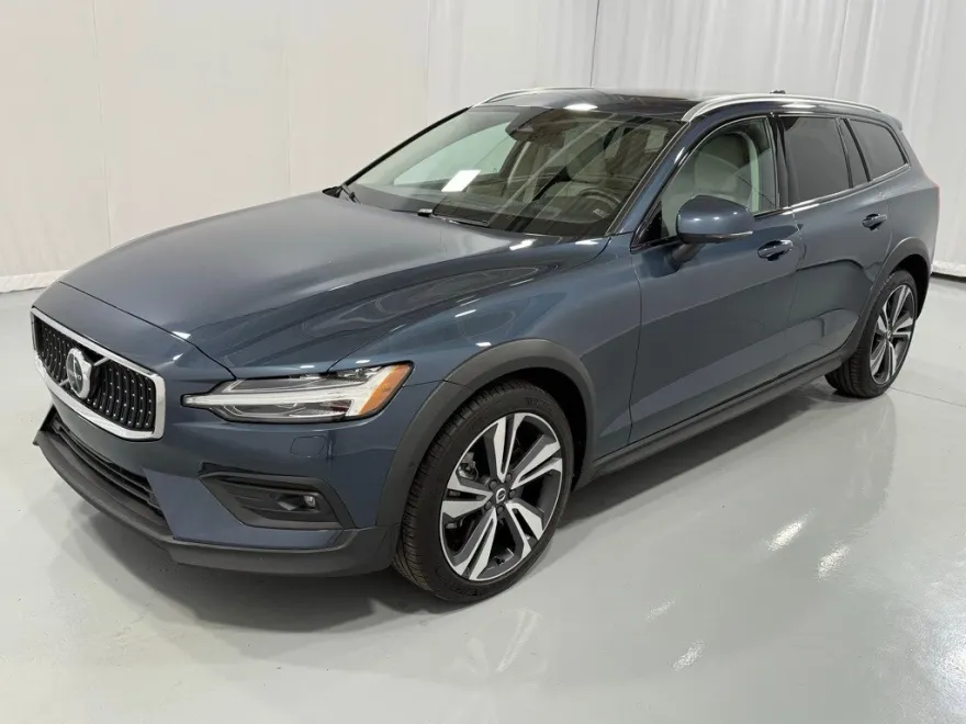 2023 Volvo V60 Cross Country B5 AWD Plus photo 1