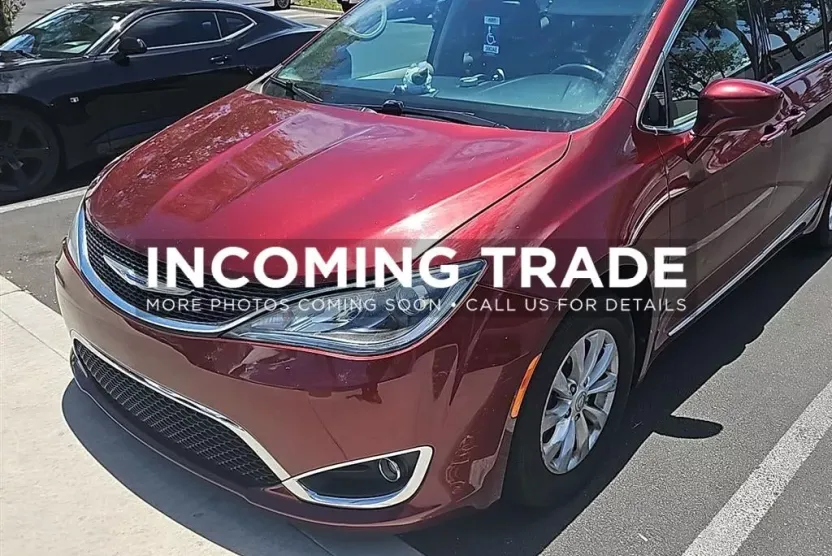 2019 Chrysler Pacifica Touring L photo 1