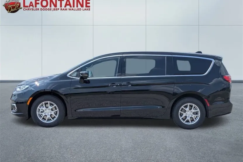 2025 Chrysler Pacifica photo 1