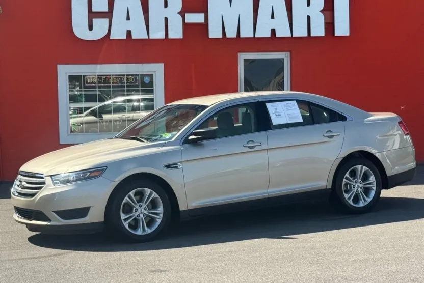 2018 Ford Taurus SE photo 1