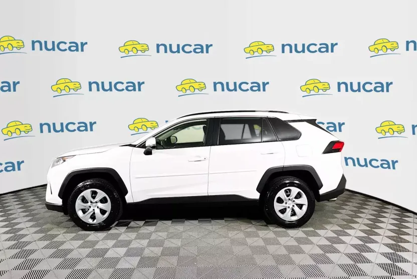 2019 Toyota RAV4 LE photo 1