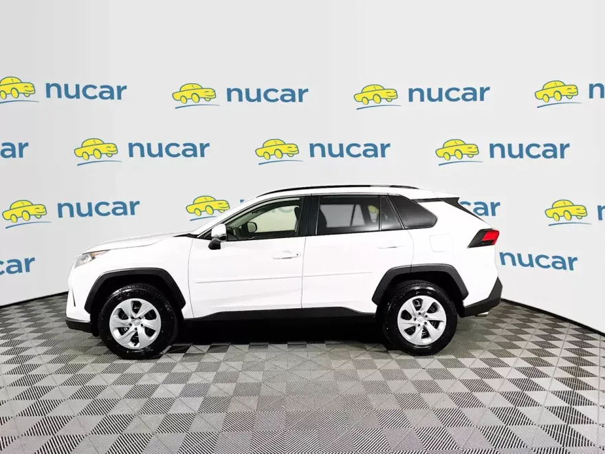 2019 Toyota RAV4 LE photo 1