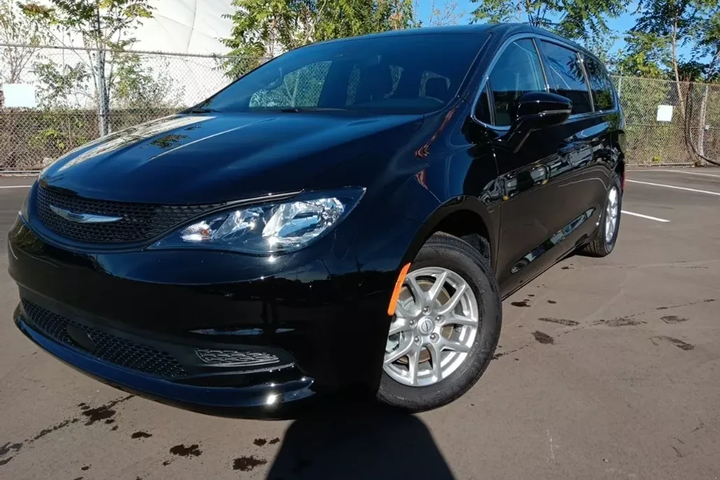 2025 Chrysler Voyager LX photo 1
