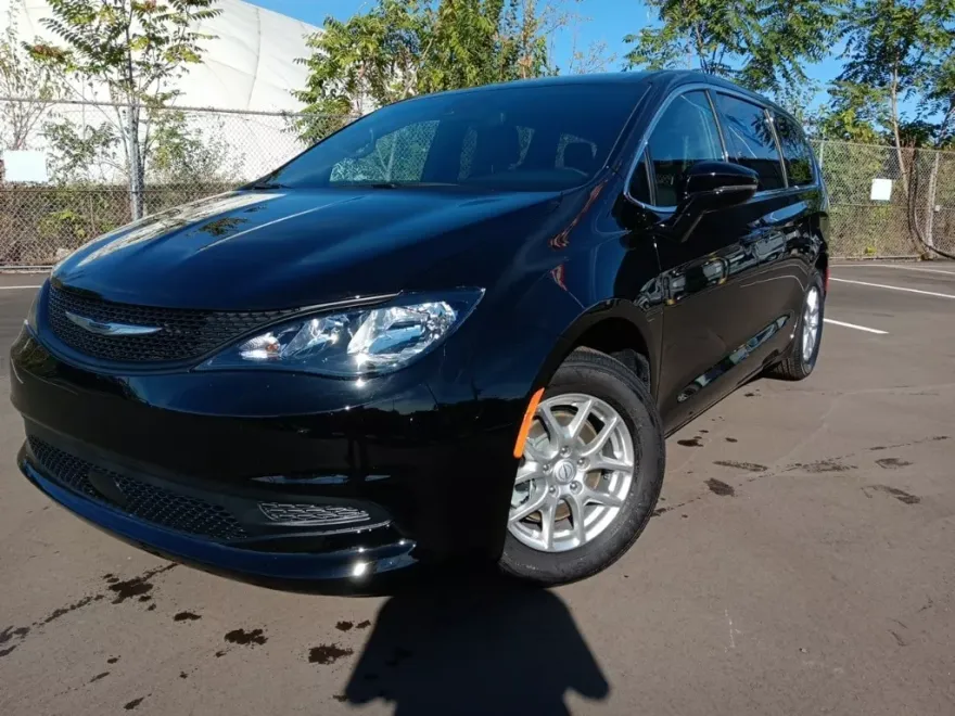 2025 Chrysler Voyager LX photo 1