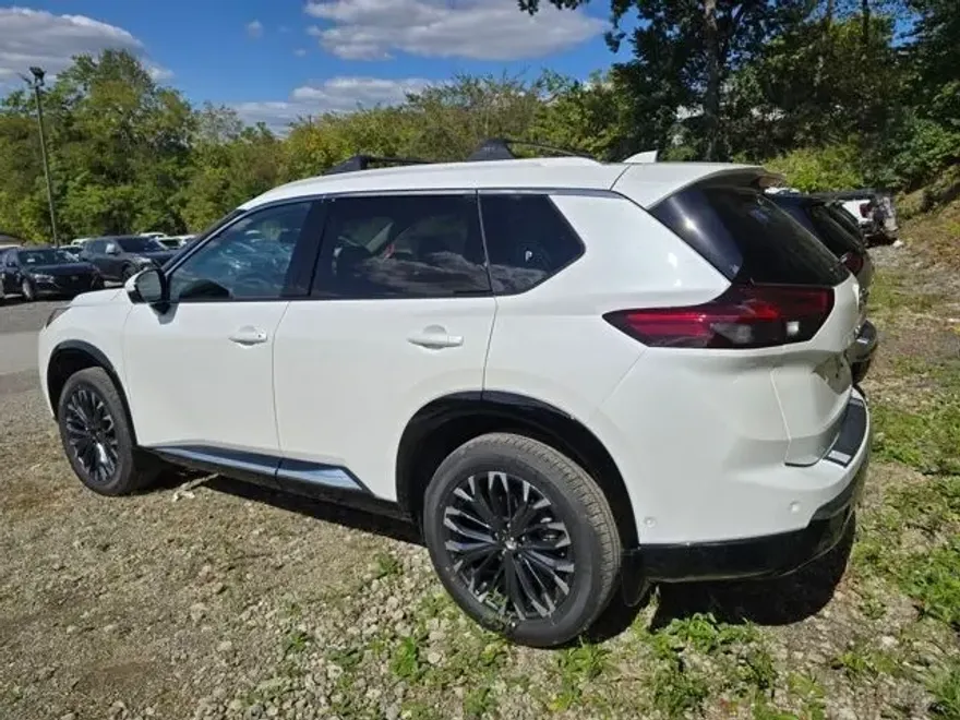 2026 Nissan Rogue Platinum photo 1