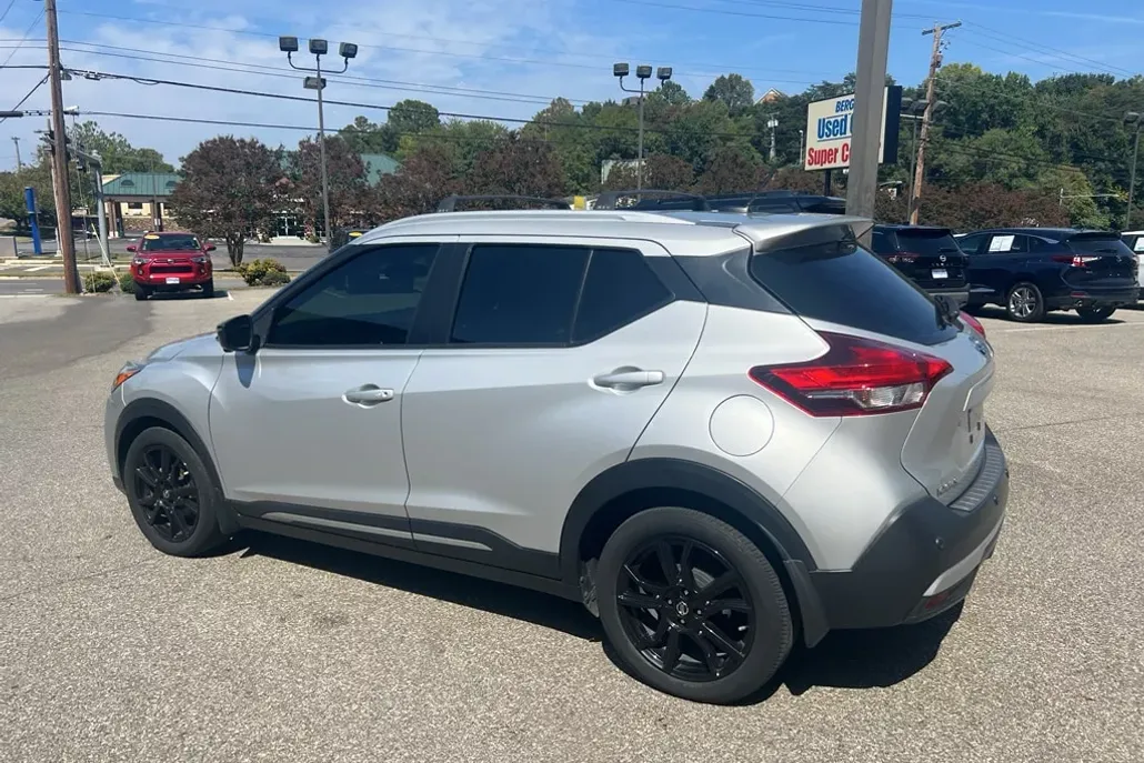 2020 Nissan Kicks SR photo 1