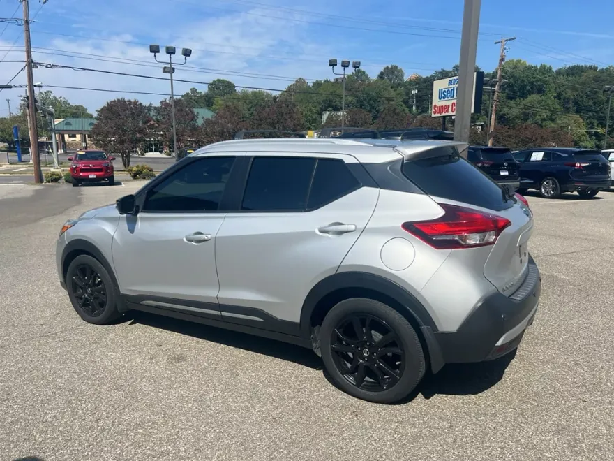 2020 Nissan Kicks SR photo 1