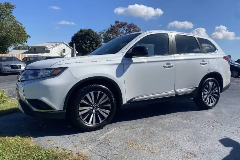 2019 Mitsubishi Outlander ES photo 1
