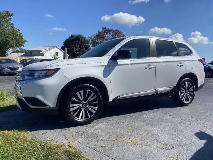 2019 Mitsubishi Outlander ES photo 1