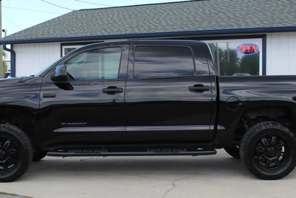 2015 Toyota Tundra CrewMax SR5 photo 1