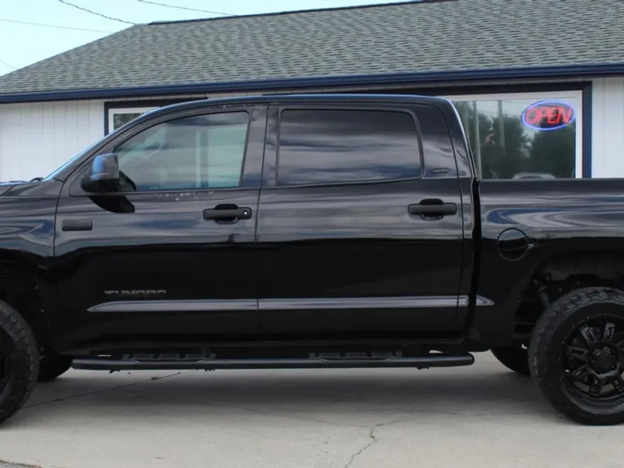 2015 Toyota Tundra CrewMax SR5 photo 1
