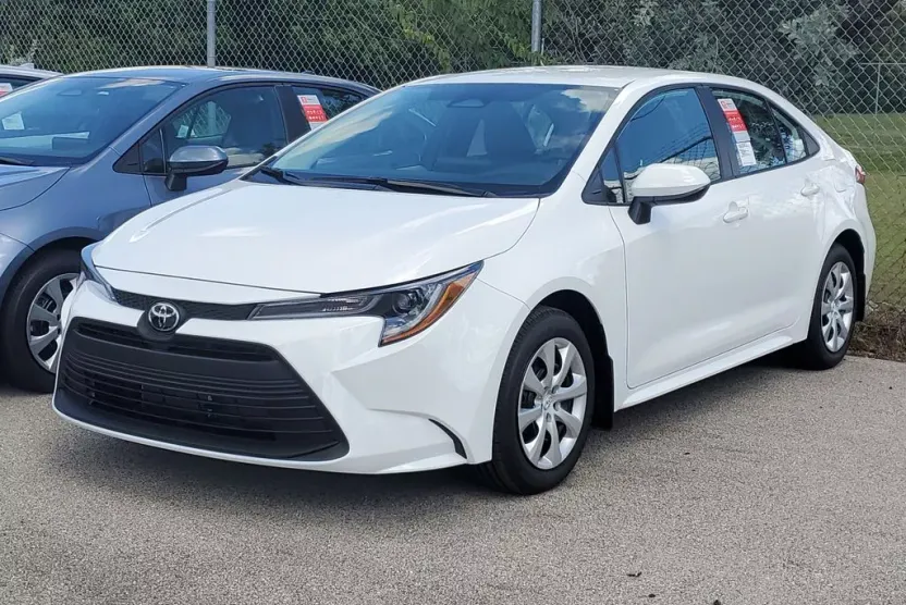 2025 Toyota Corolla LE photo 1