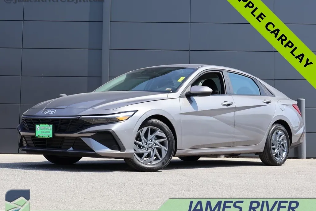 2024 Hyundai Elantra SEL photo 1