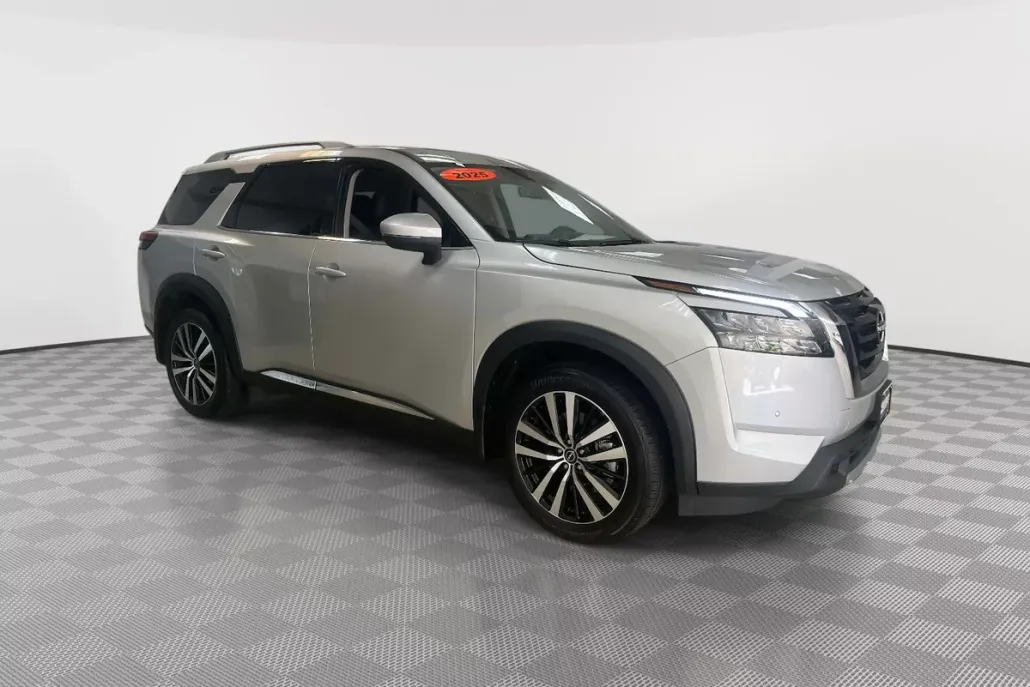 2025 Nissan Pathfinder Platinum photo 1