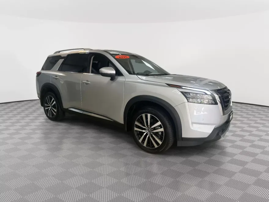 2025 Nissan Pathfinder Platinum photo 1