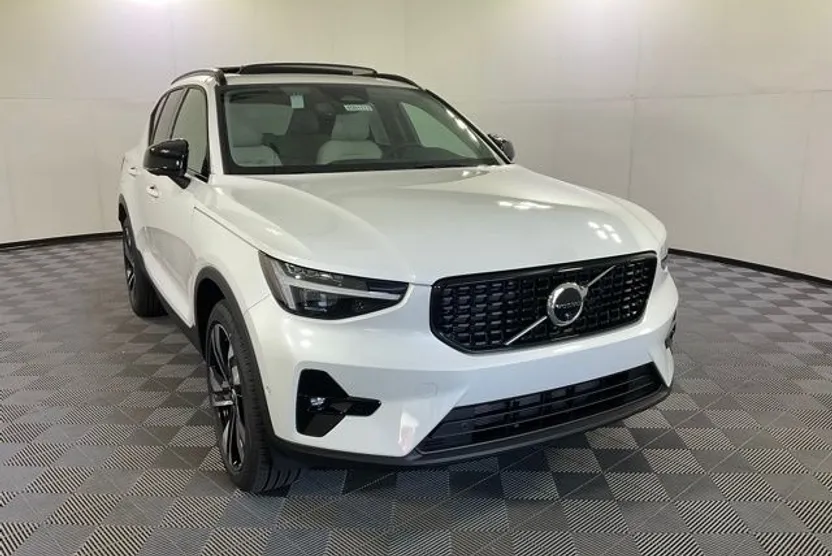 2025 Volvo XC40 Plus photo 1