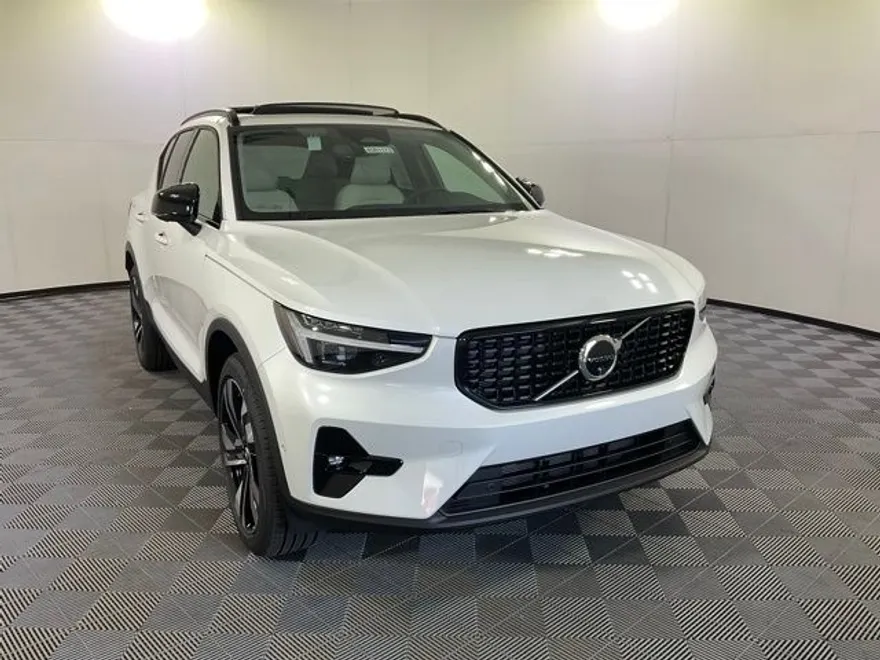2025 Volvo XC40 Plus photo 1