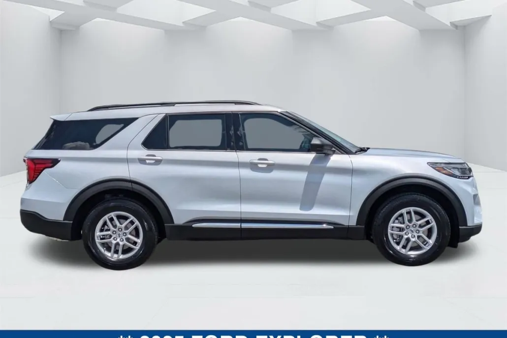 2025 Ford Explorer photo 1