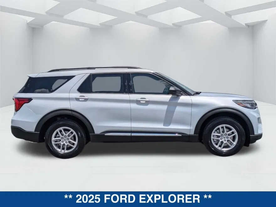 2025 Ford Explorer photo 1