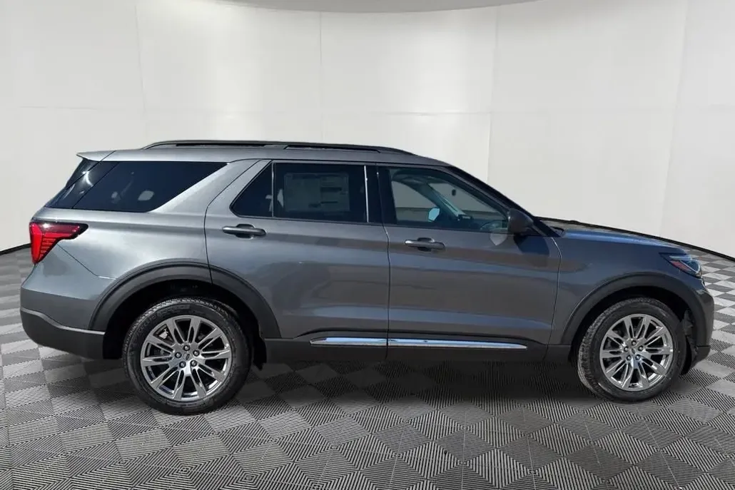 2025 Ford Explorer photo 1