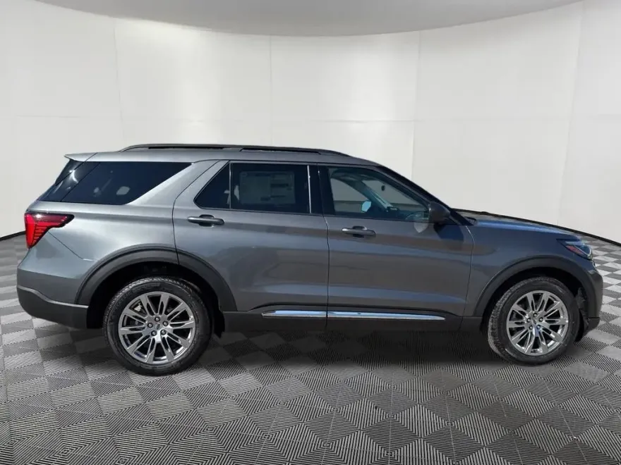 2025 Ford Explorer photo 1