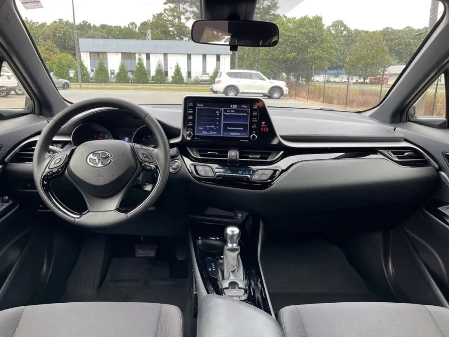 2022 Toyota C-HR XLE photo 1
