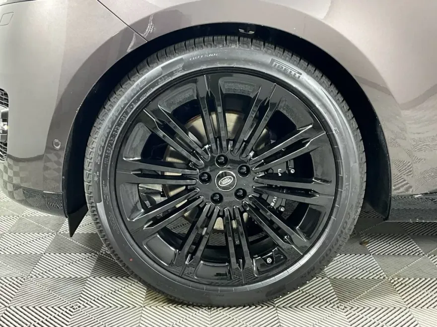 2025 Land Rover Range Rover SE photo 1