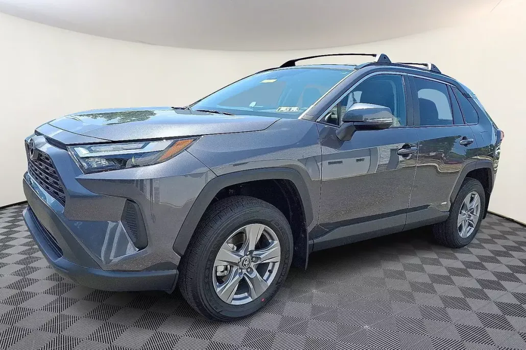 2025 Toyota RAV4 Hybrid XLE photo 1