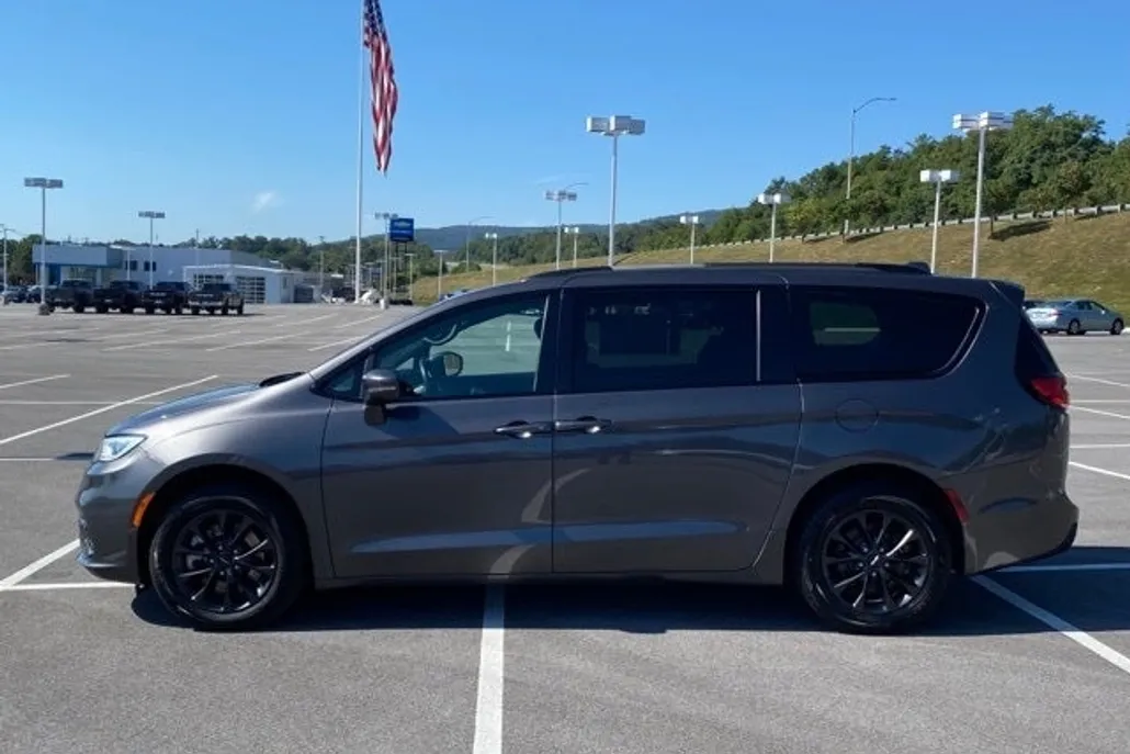 2021 Chrysler Pacifica Touring L photo 1