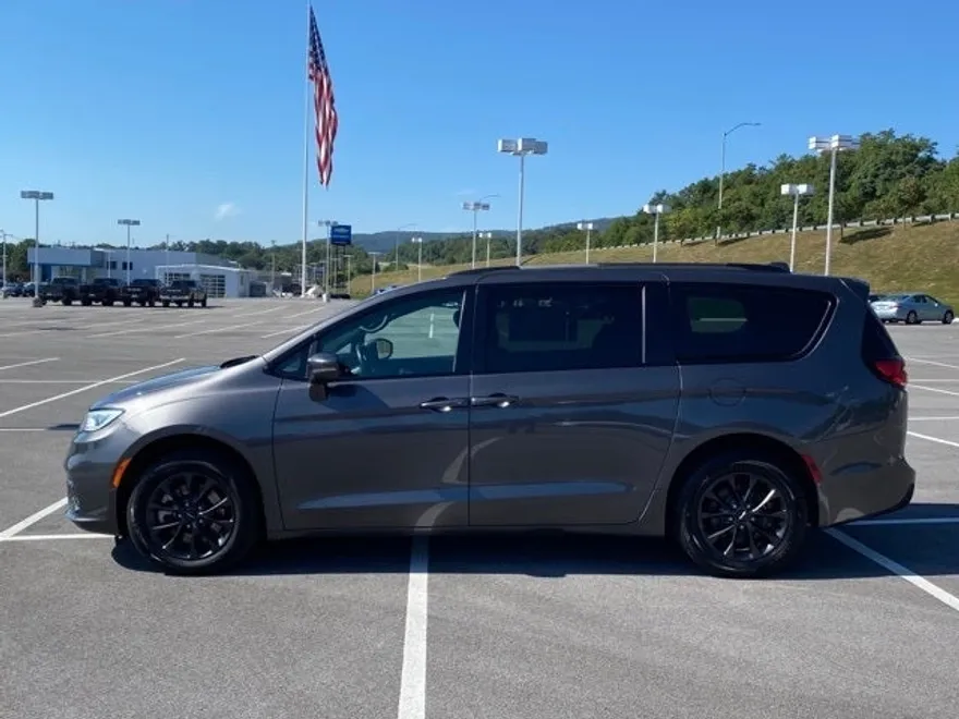 2021 Chrysler Pacifica Touring L photo 1