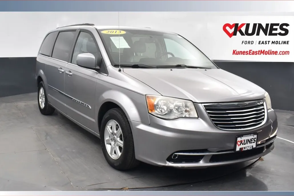 2013 Chrysler Town & Country Touring photo 1