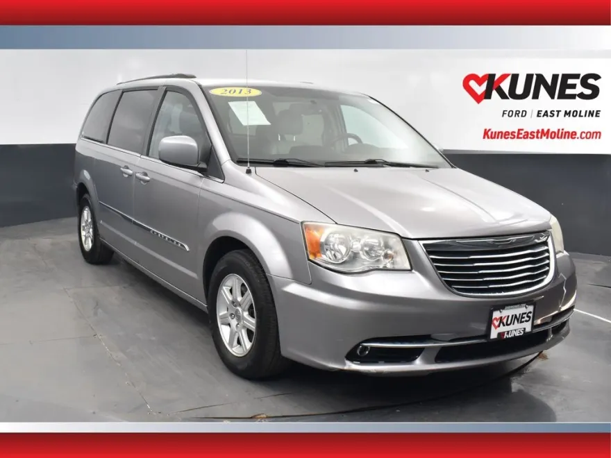 2013 Chrysler Town & Country Touring photo 1