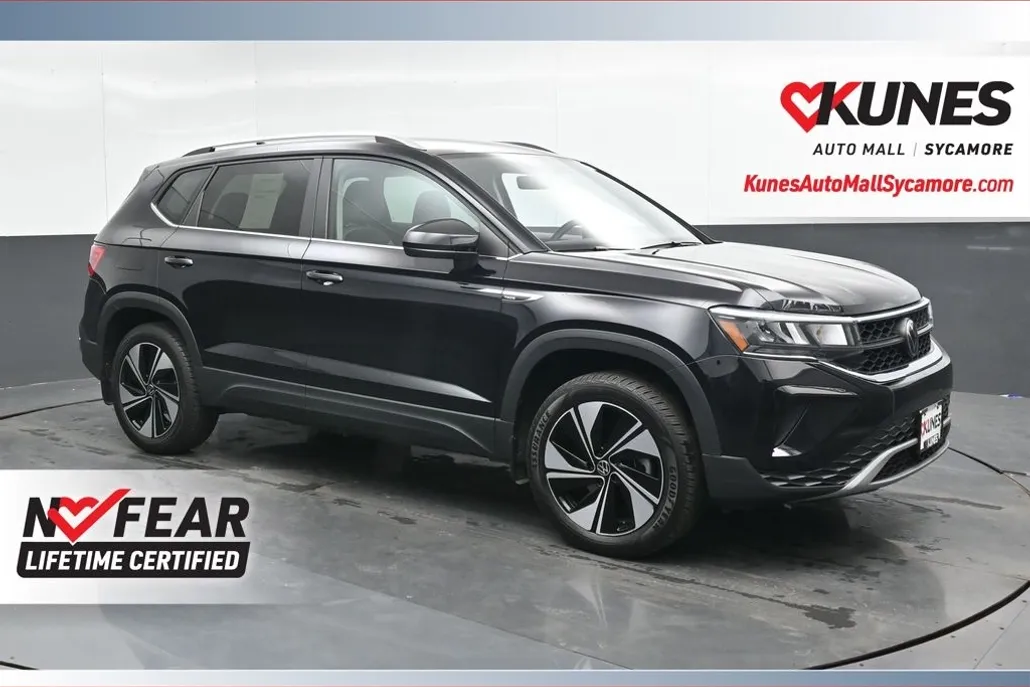 2024 Volkswagen Taos SE photo 1