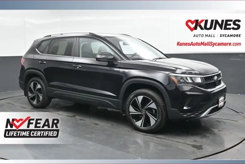 2024 Volkswagen Taos SE photo 1