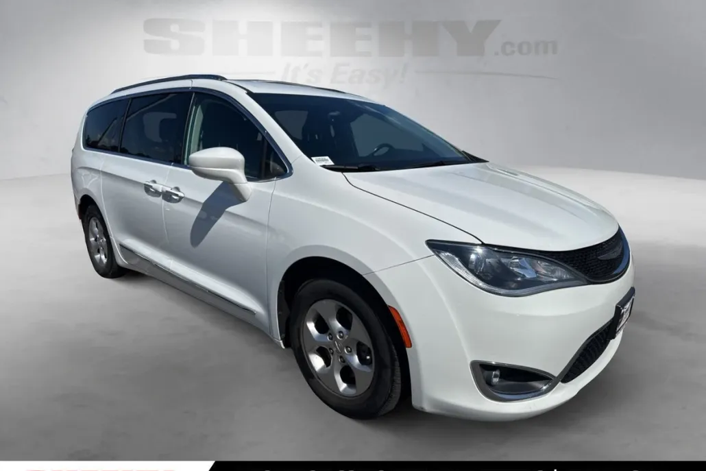 2017 Chrysler Pacifica Touring Plus photo 1