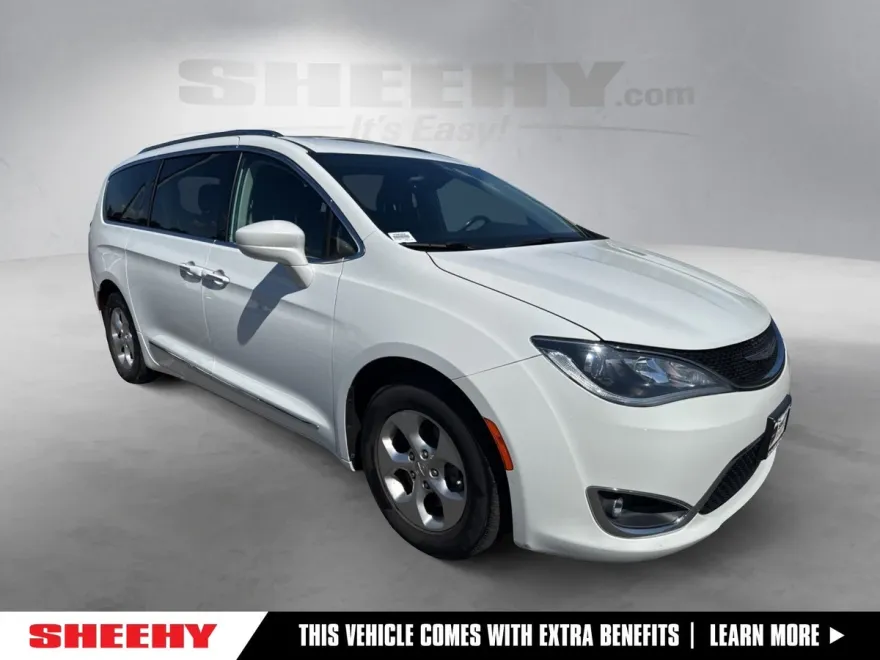 2017 Chrysler Pacifica Touring Plus photo 1
