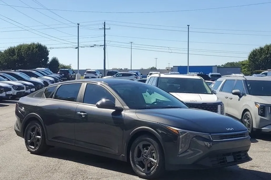 2025 Kia K4 LXS photo 1