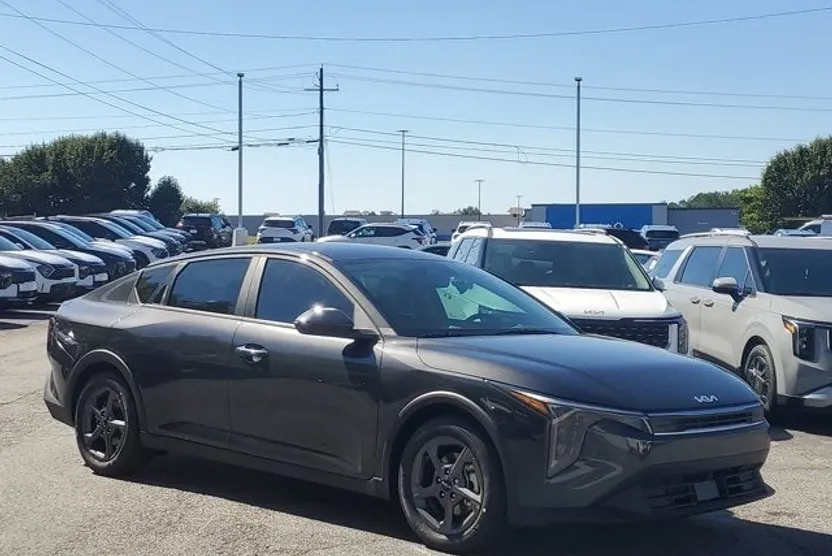 2025 Kia K4 LXS photo 1