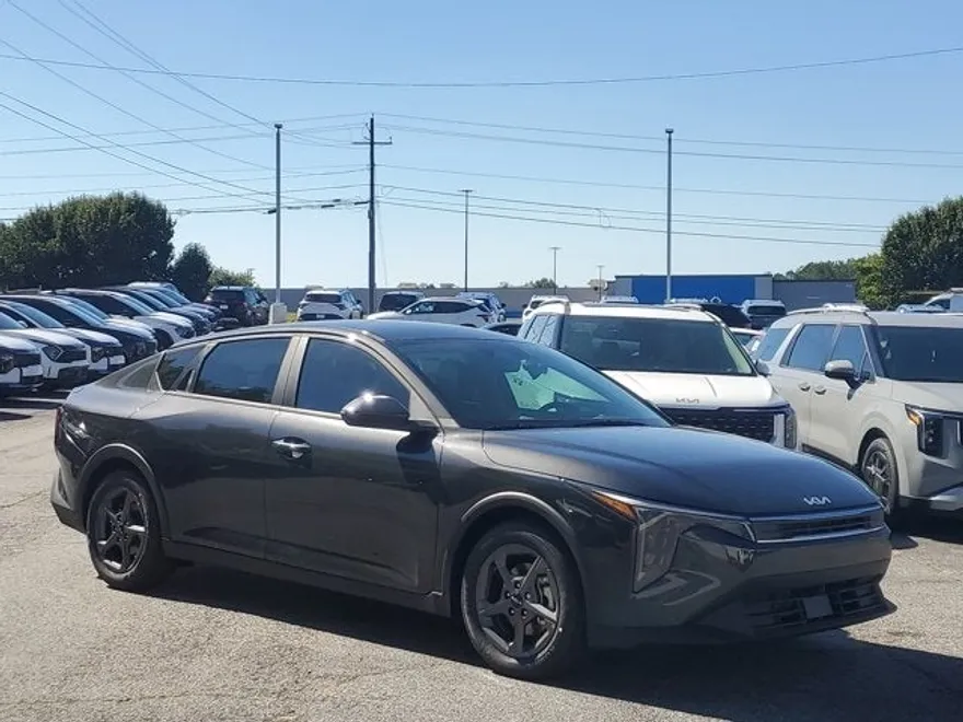 2025 Kia K4 LXS photo 1