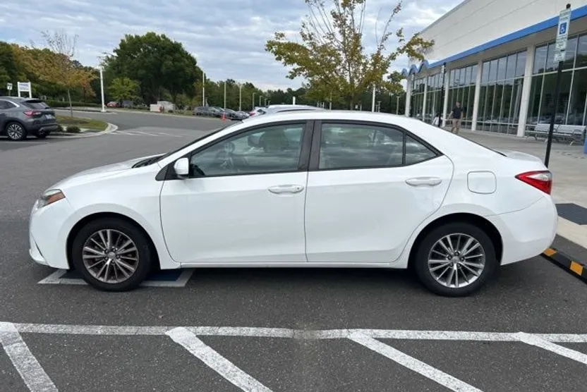 2014 Toyota Corolla LE Plus photo 1